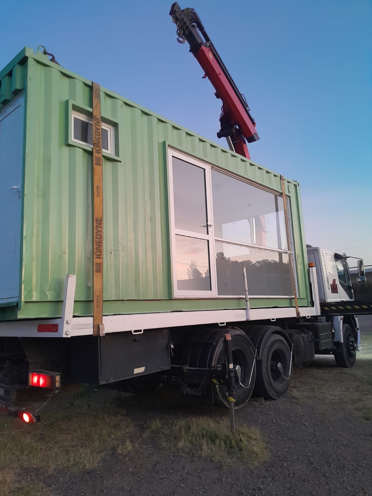 Entrega de contenedor con grúa, con ventana y puerta instaladas, Bahía Blanca