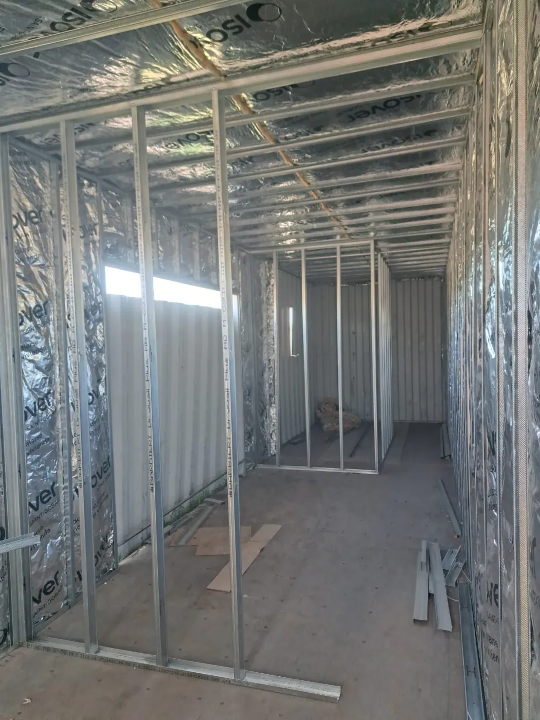 Interior de contenedor en obra con perfilería de acero y aislación térmica, Bahía Blanca