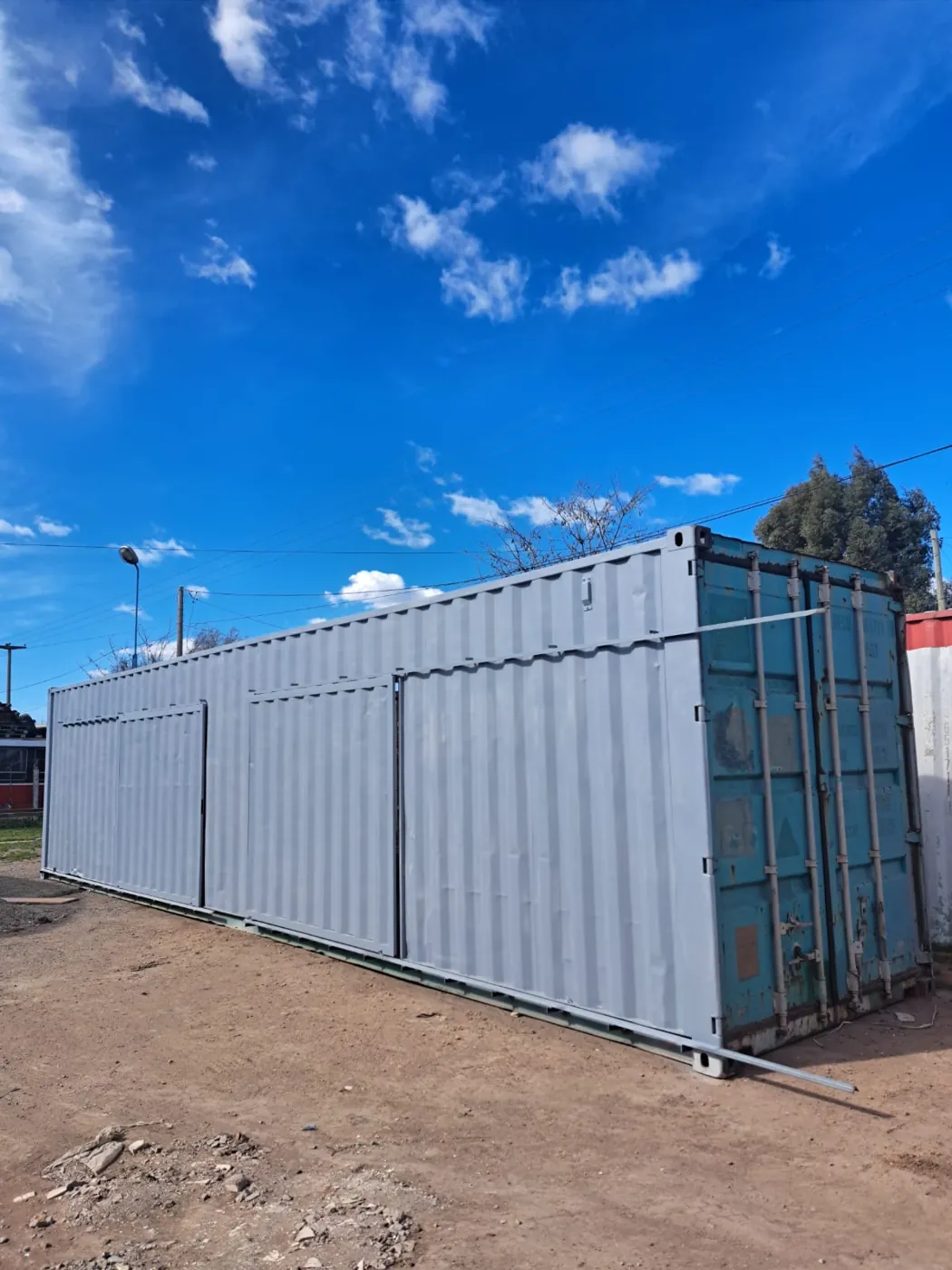 Contenedor de 40 pies pintado con aberturas cortadas, Bahía Blanca