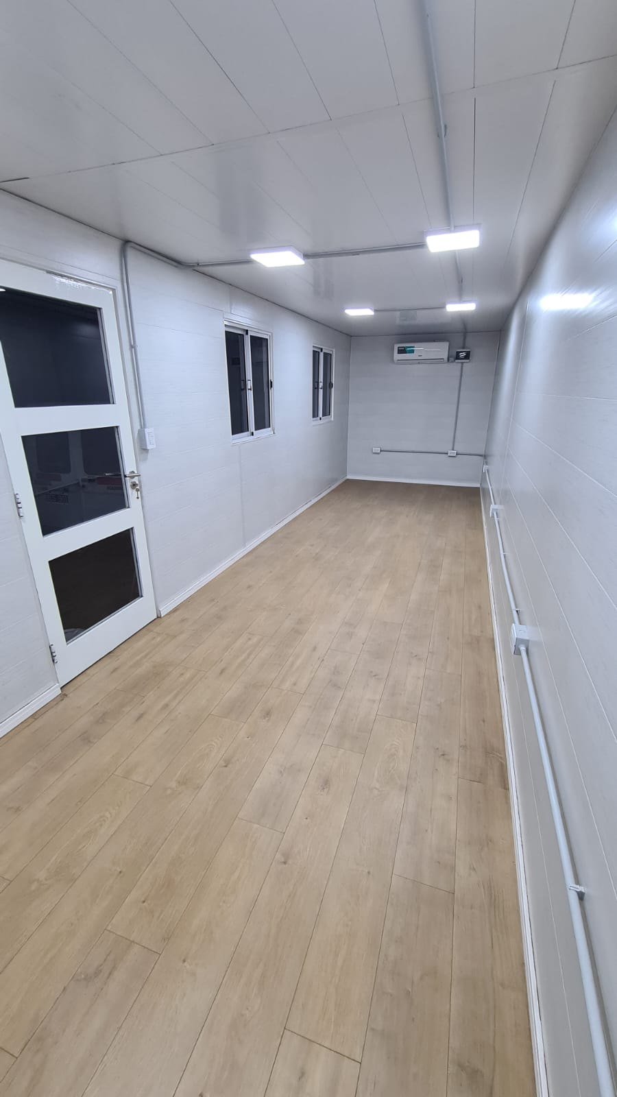 Interior amplio de contenedor con piso de madera y aire acondicionado, Bahía Blanca