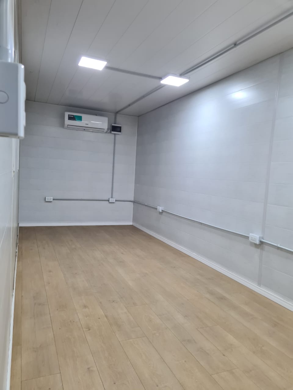 Interior terminado de vivienda en contenedor con aire acondicionado, Bahía Blanca